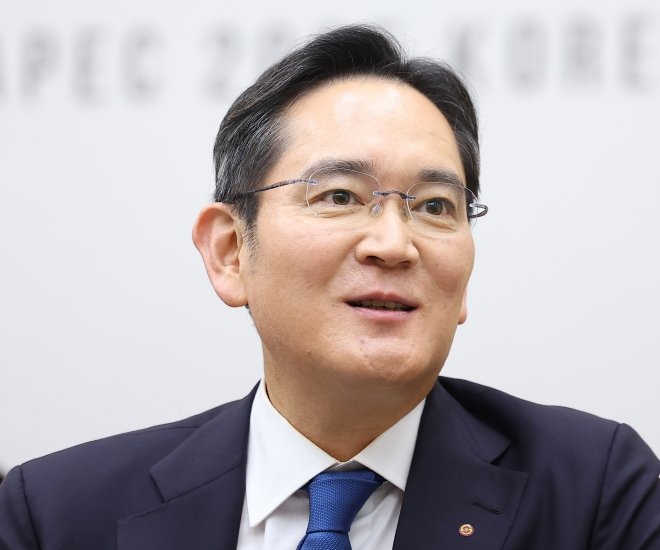 南韓企業數據研究機構 CEOSCORE 於24日公布最新「南韓上市公司主要股東持股百大富豪排行榜」，結果顯示，三星電子會長李在鎔以壓倒性優勢穩居榜首。 圖：翻攝自X帳號@SunyoungP29745