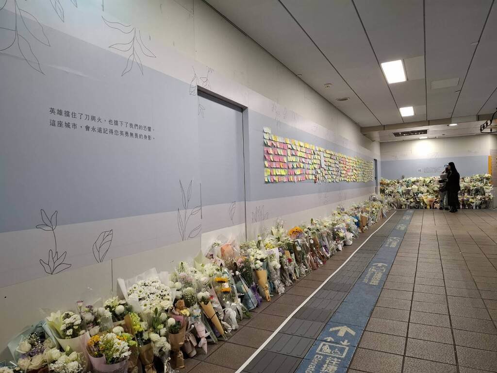 為緬懷19日在台北市隨機攻擊案中為阻擋犯嫌而喪命的余家昶，台北捷運公司25日起在台北車站M7出口處設置悼念牆，寫下「這座城市，會永遠記得您英勇無畏的身影」。（台北捷運公司提供）中央社記者陳昱婷傳真 114年12月25日