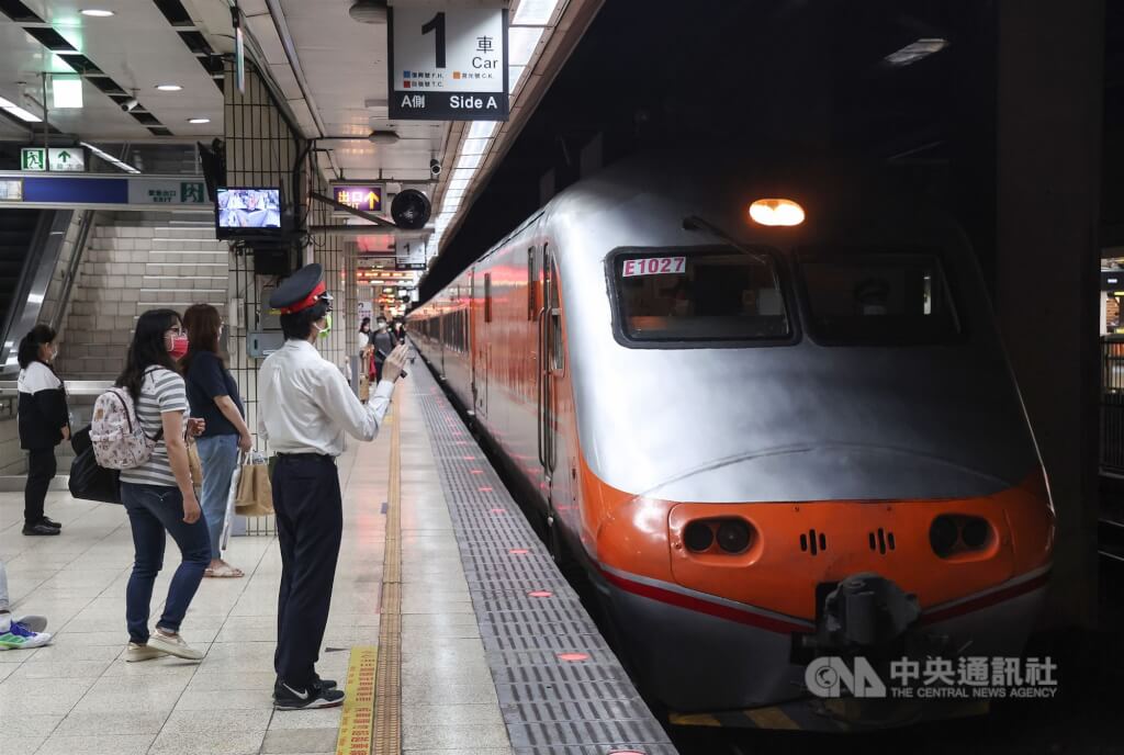 圖為台鐵人員在台北車站月台執勤。 圖：中央社檔案照片