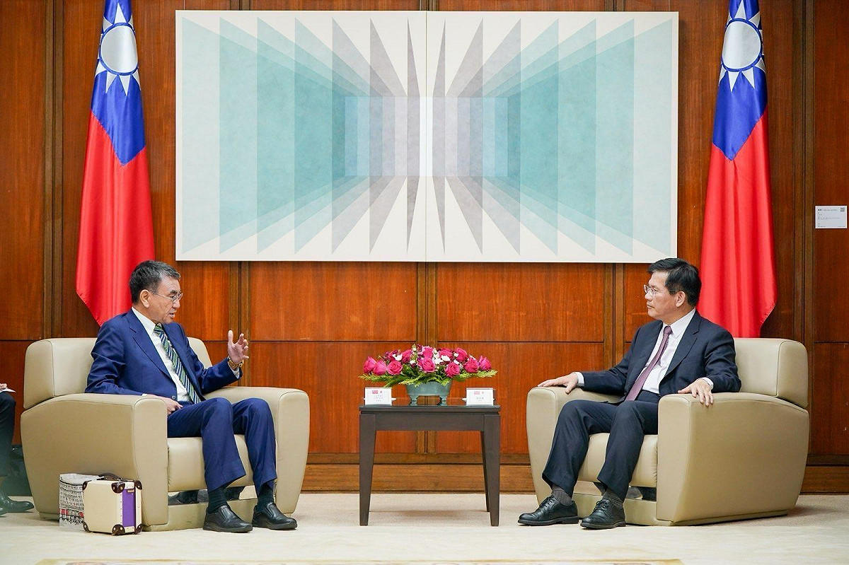 外交部長林佳龍（右）與河野太郎眾議員（左）一行交換意見。 圖：外交部提供