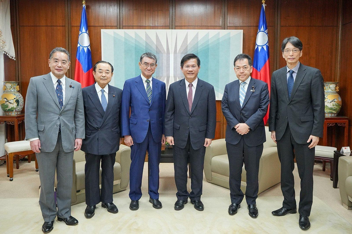 外交部長林佳龍（右三）與河野太郎眾議員一行合影。 圖：外交部提供