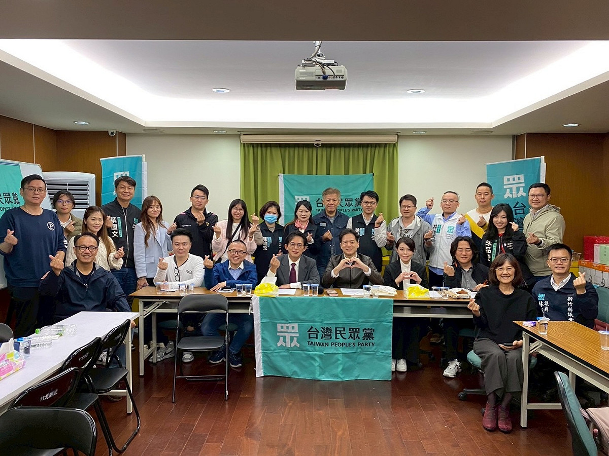 剛復職的新竹市長高虹安昨（24）晚同框民眾黨主席黃國昌，似為重返民眾黨連任新竹市長鋪路。 圖：翻攝自邱臣遠臉書