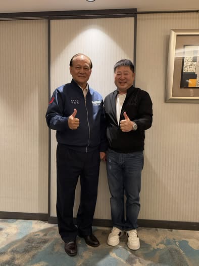 張峻24日在臉書發文表示，「耶誕平安夜，很高興能與季連成將軍共享晚餐，在溫暖的氣氛中度過這個特別的夜晚，心中滿是感恩，祝福大家平安夜平安，耶誕快樂。」 圖：翻攝自張峻臉書