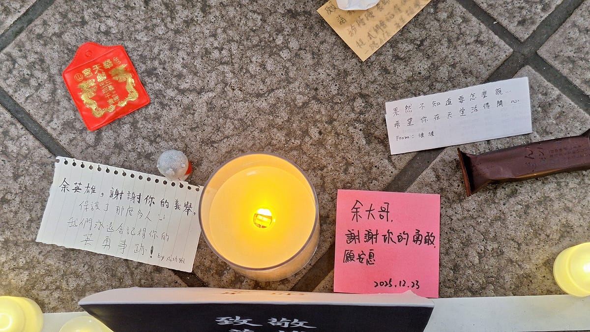 不少人已前往表達對這個余家昶的感謝，「余大哥，謝謝你的勇敢，願安息」、「余英雄，謝謝你的義舉，保護了這麼多人，我們永遠會記得你的英勇事蹟」、「果然不知道怎麼說，希望你在天堂過得開心」。 圖：台北捷運公司／提供