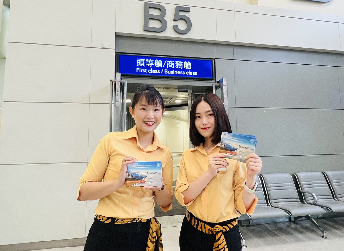 台灣虎航宣布，明年1月1日起跟進開放空服員配戴眼鏡執勤，並配合A321neo機隊交機時程，啟動換新制服專案，屆時將同步開放空服員穿著運動鞋。 圖：擷自台灣虎航臉書