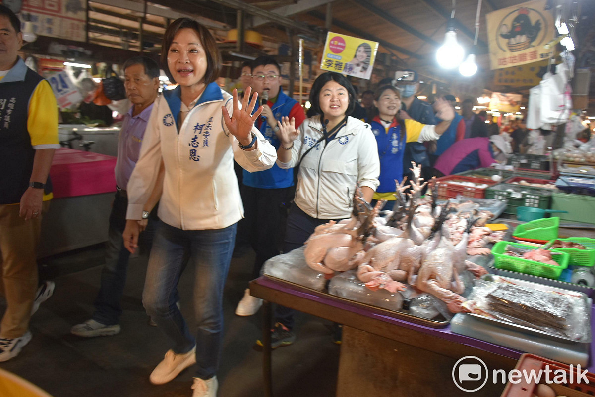 柯志恩走訪工協市場，一一向攤商與鄉親問好。 圖：孫家銘/攝