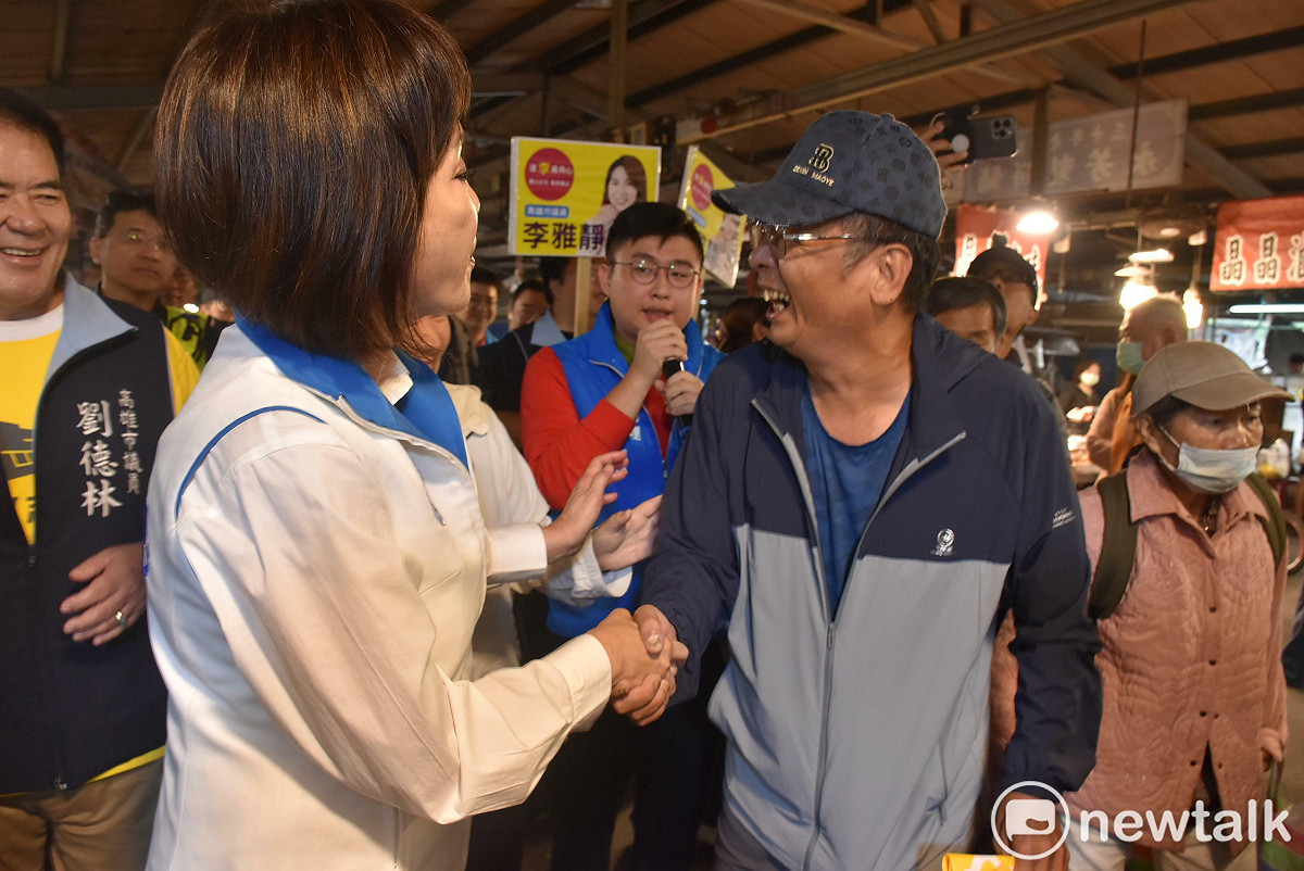 支持者與柯志恩握到手，顯得相當開心。 圖：孫家銘/攝