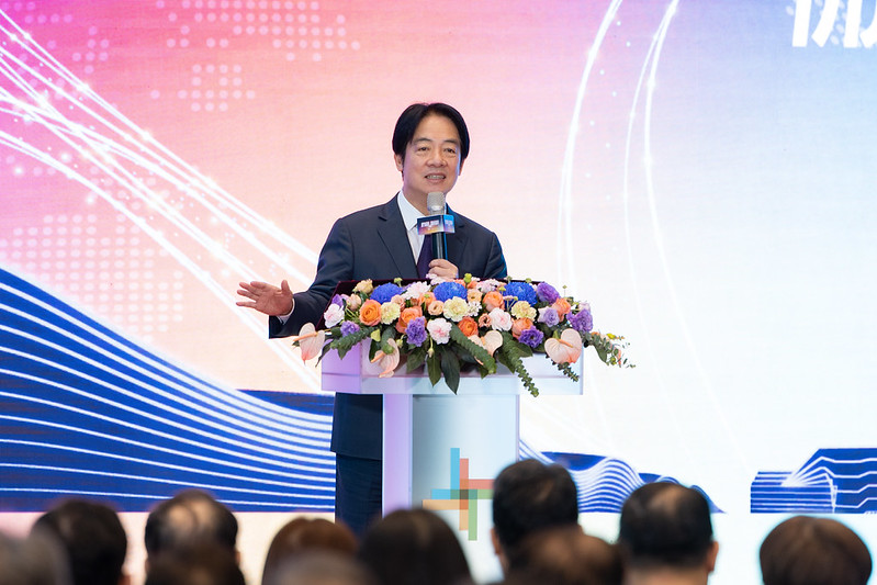 總統賴清德今（25）日出席桃園國際機場第三航廈北登機廊廳啟用典禮，罕見以重話公開表達不滿，直指立法院若以政治理由阻擋必要預算，「不要再談什麼憲政」。 圖：總統府提供