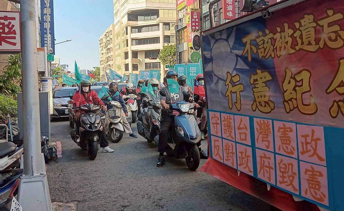 車隊集會遊行主要訴求行憲紀念日不該被遺忘。  圖：台灣民眾黨高雄市黨部/提供