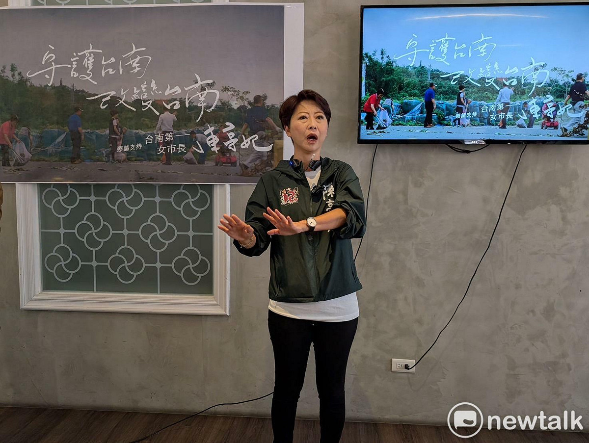 陳亭妃公布最新形象影片《鄉親篇》，影片沒有華麗特效，也沒有過多口白，畫面只見她走進魚塭、產業現場、街道巷弄與城市日常，唯一一句完整的旁白是「走遍每一個角落，了解每一個鄉親的需要。」短短一句話，道出她長期深耕地方、以行動傾聽民意的政治態度。 圖：陳亭妃服務處提供