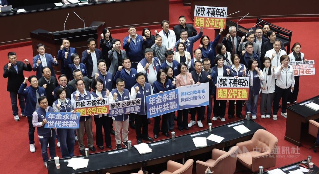 公立學校教職員退休資遣撫卹條例部分條文修正草案12日下午在立法院會三讀通過，國民黨團總召傅崐萁（前排左6）與同黨立委在議場合影留念。 圖：中央社檔案照片