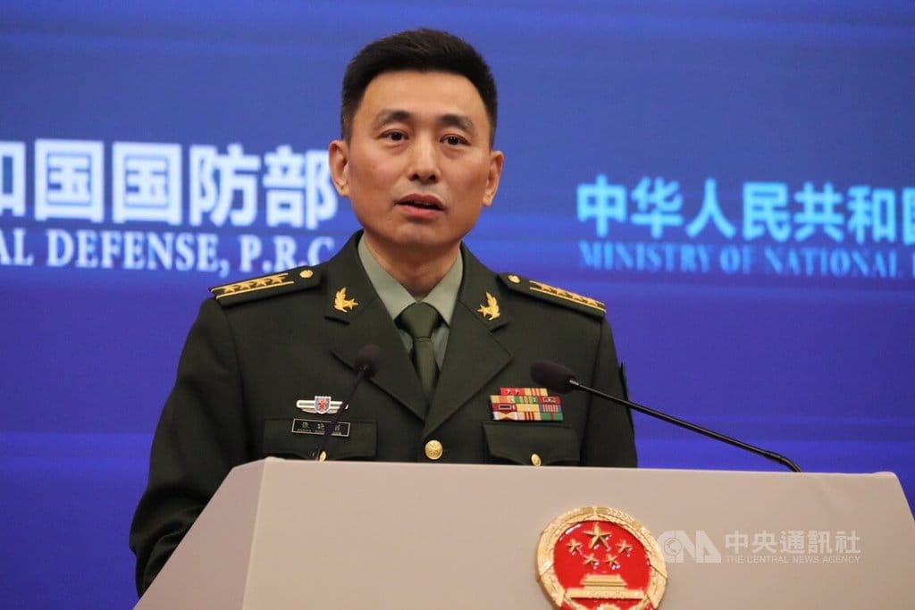 中國國防部25日舉辦例行記者會，由發言人張曉剛回應中外媒體記者的提問。 圖：中央社提供