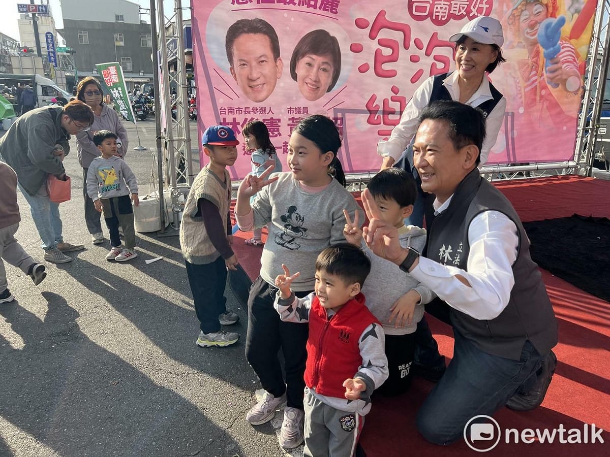 林俊憲與市議員黃麗招合辦親子同樂活動，現場安排魔術泡泡秀等親子互動表演，吸引許多家長攜帶孩子踴躍參與。林俊憲親切與大小朋友互動、合影，展現親民形象，也讓不少家長直呼「很接地氣」，活動現場充滿歡笑聲與聖誕節氣氛。 圖：林俊憲服務處提供