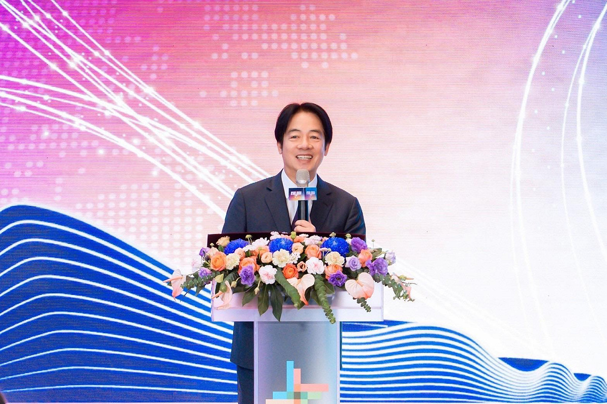 總統賴清德在今天的啟用典禮上，提出對第三航廈的3大期許，包括第三航廈要如期在2027年完工、聯外交通一定要如期完成、2045年桃機服務客運量達8300萬人次，創造2.2兆元的經濟效益。 圖：桃園機場公司／提供