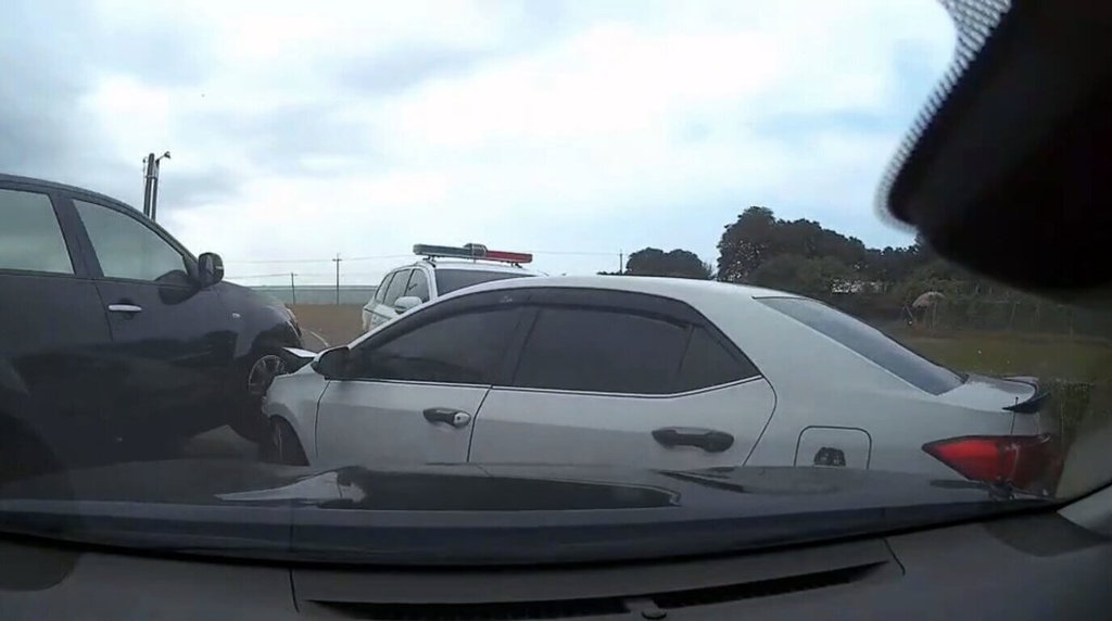 張姓通緝犯25日在雲林開車拒捕還企圖衝撞警車，員警對空鳴槍示警，張男最後還想騎機車逃逸，被多名員警壓倒制伏。圖為警方駕車夾擊張男車輛。（警方提供）中央社記者黃國芳傳真　114年12月25日