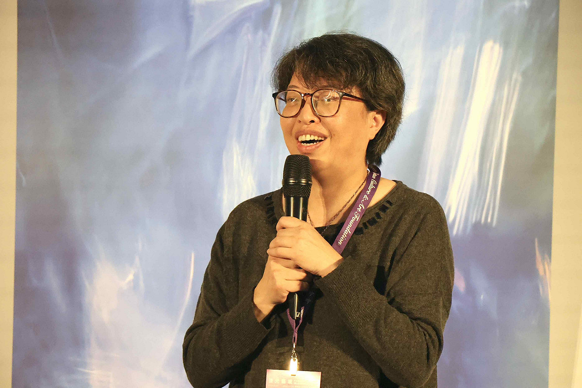 策展人翁淑英表示，藝術家ZHEN-RU在斗室內拍攝出令人驚艷的的作品。 圖：夢蓮花文化藝術基金會/提供