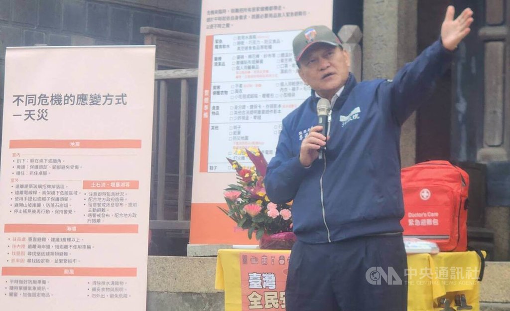 內政部「台灣全民安全指引」宣講會25日前進澎湖，在澎湖天后宮廟口登場，吸引300多人頂著低溫聆聽。行政院政務委員季連成（圖）出席宣講，強調「居安思危」的核心精神，並指出提升全民安全意識是守護家園的根本。 圖：中央社提供
