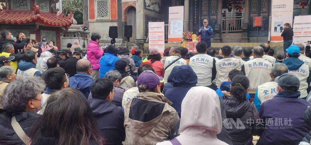 內政部台灣全民安全指引宣講列車25日駛入澎湖，安排在澎湖天后宮前開講，吸引大批鄉親共襄盛舉，展現社區民眾對防災議題的關注。 圖：中央社提供