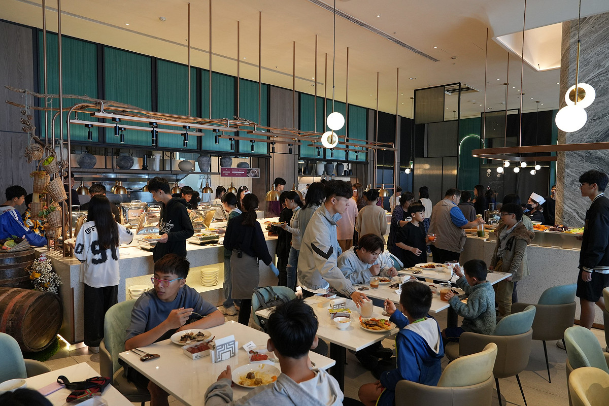孩子們在承億酒店26樓享用豐盛餐點。 圖：承億酒店/提供