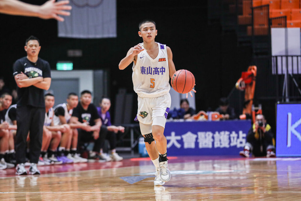 114學年度HBL高中籃球聯賽男子組複賽持續，東山高中25日面對開南高中，靠著主控游元鈞（中）繳出12分、7籃板、8助攻的全能數據，率隊以63比61搶下複賽3連勝。（高中體總提供）中央社記者陳容琛傳真　114年12月25日