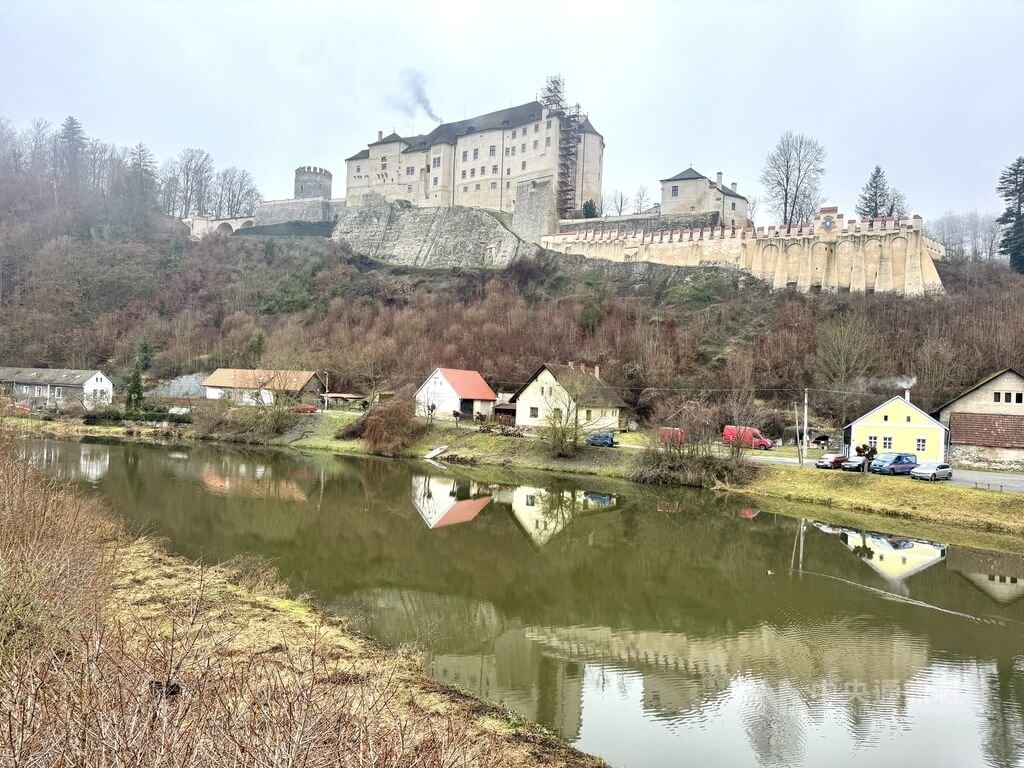捷克知名的「施特恩貝克城堡」（Hrad Český Šternberk）位在中波希米亞地區。過去，施特恩貝克家族在此居住數百年，每逢耶誕節，家族都會向村莊的孩童發放禮物，展現貴族對地方社群的責任與關懷。 圖：中央社提供/劉郁葶中波希米亞攝