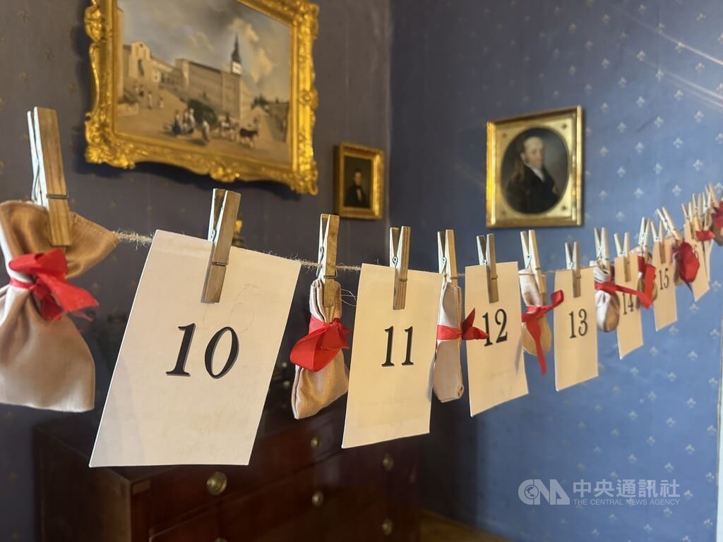 耶誕期間常見的「將臨期日曆」（Adventní kalendář），起源於德國的基督教孤兒院，後經過德國商人製成商品販售，並在日曆中放入小禮物，將臨期日曆也因此走向商業化。 圖：中央社提供/劉郁葶中波希米亞攝