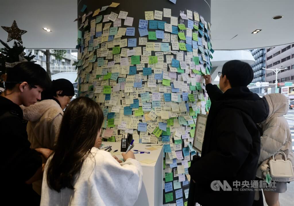 台北市日前發生隨機攻擊事件，民眾25日在誠品南西店門前大柱留言板上留言，祈願、悼念。 圖：中央社提供