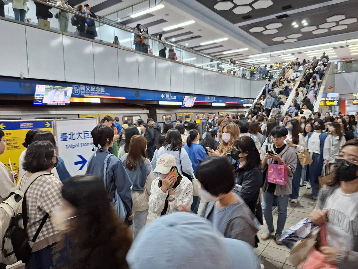 台北市政府今(26)日於捷運市政府站及周邊場域舉行危安演練，模擬歹徒在人潮密集處發動暴力攻擊，期間將同步發送細胞廣播簡訊。 圖：取自台北捷運臉書