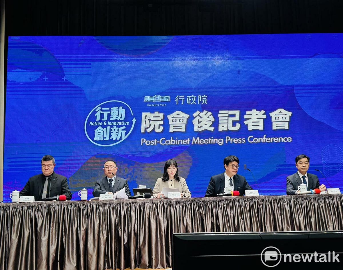 行政院會今（26）日通過「2026年元月起實施之重大政策及惠民措施」懶人包，聚焦於減輕人民負擔、提供世代支持及促進產業多元發展共三大面向，多項政策預計自2026年1月1日起陸續上路。圖為行政院會後記者會。 圖：謝莉慧/攝