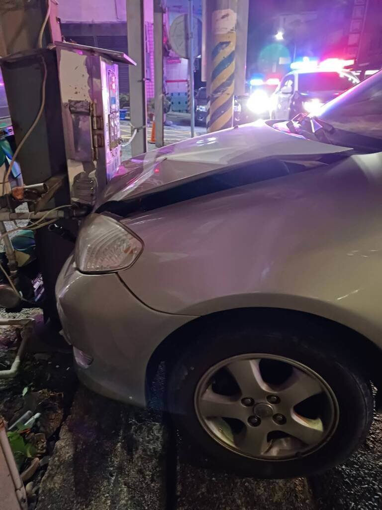 台中市大甲區25日深夜發生死亡車禍，林姓駕駛不明原因自撞山泉水投幣機，車禍的撞擊力道導致林男的自小客車車頭嚴重毀損，林男當場無生命跡象，緊急送醫急救後宣告不治。（民眾提供）中央社記者趙麗妍傳真　114年12月26日