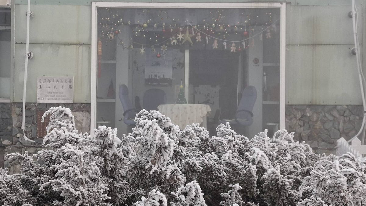 氣象署指出，今日玉山北峰6時28分到38分降雪。 圖：氣象署／提供