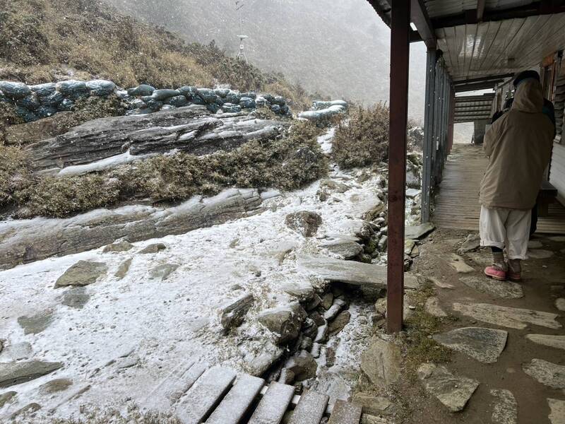 台東嘉明湖山屋雪景。 圖：林業署台東分署／提供