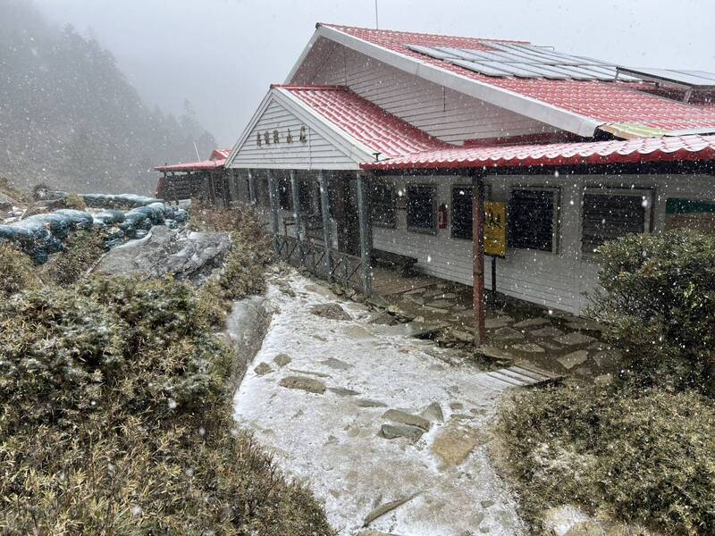 台東向陽山屋雪景。 圖：林業署台東分署／提供