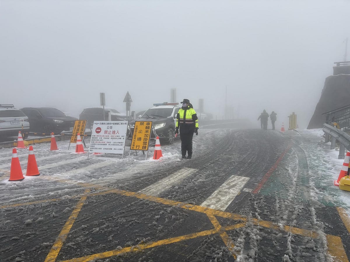 合歡山下雪導致道路結冰，公路局宣布聯外道路台14甲線昆陽至大禹嶺，上午8點起限加掛雪鏈通行。 圖：公路局／提供