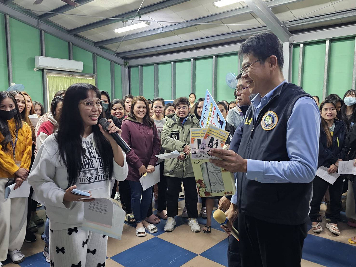 移民署台中市第二服務站專門委員高志偉（右），向移民宣導反詐騙。 圖：移民署台中市第二服務站/提供