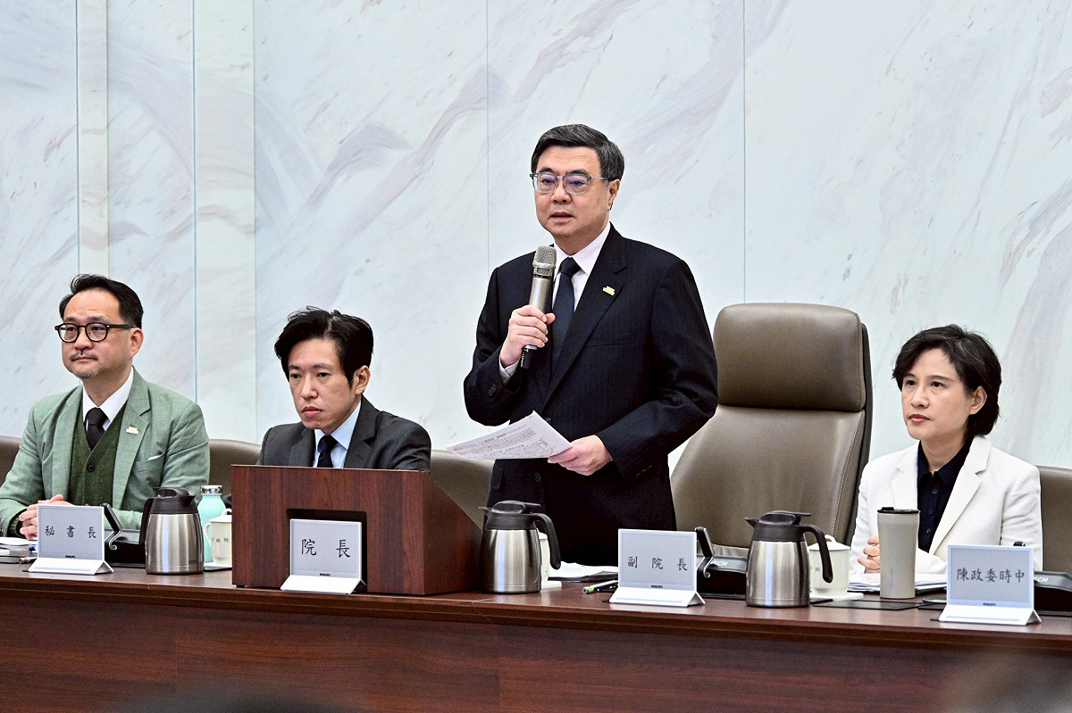 行政院長卓榮泰說，雖然反年改修法違反憲法第70條規定，也違反憲法權力分立、國會充分討論的原則，但是憲法法庭已復正常運作，行政院會履行義務跟責任，將會副署讓它生效，但也會即刻送請大法官解釋，就憲法程序完成最終的裁判。 圖：行政院提供