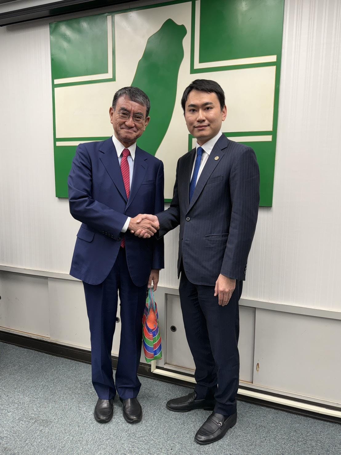 日本自民黨前外務大臣河野太郎眾議員一行來訪，與民進黨青年局長、立委陳冠廷會晤交流。 圖：陳冠廷辦公室／提供