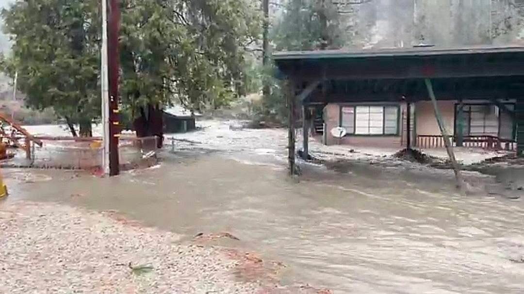 加州全境近期遭受由「大氣河流」引發的風暴襲擊，多地傳出洪水、土石流與山體滑坡災情，甚至就連舊金山、洛杉磯也無法倖免。圖為加州賴特伍德的洪水災情。 圖：翻攝自 @RandomHeroWX X 帳號