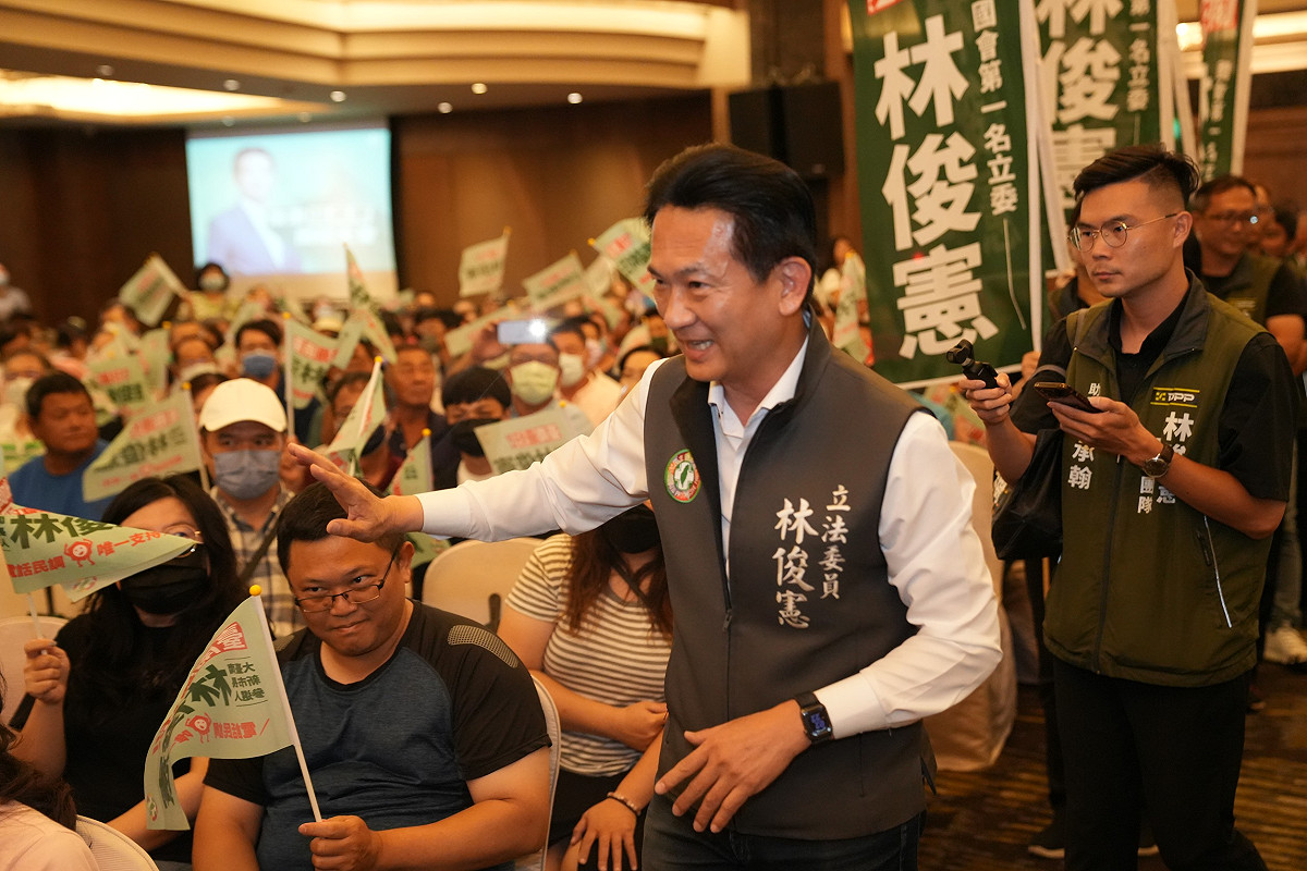 民進黨台南市長初選訂於明年1月12日展開民調初選，參選人陳亭妃和林俊憲正全力衝刺。這場初選不僅是地方競逐，也成為黨內路線與未來縣市長、總統大選勝選策略的重要觀察指標。 圖：本報資料照片
