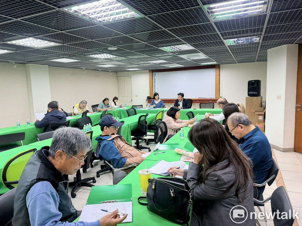 為提早備戰2026年地方大選，團結因應當前情勢，民進黨臺南市黨部通過各選區議員提名建議席次。 圖：民進黨台南市黨部提供