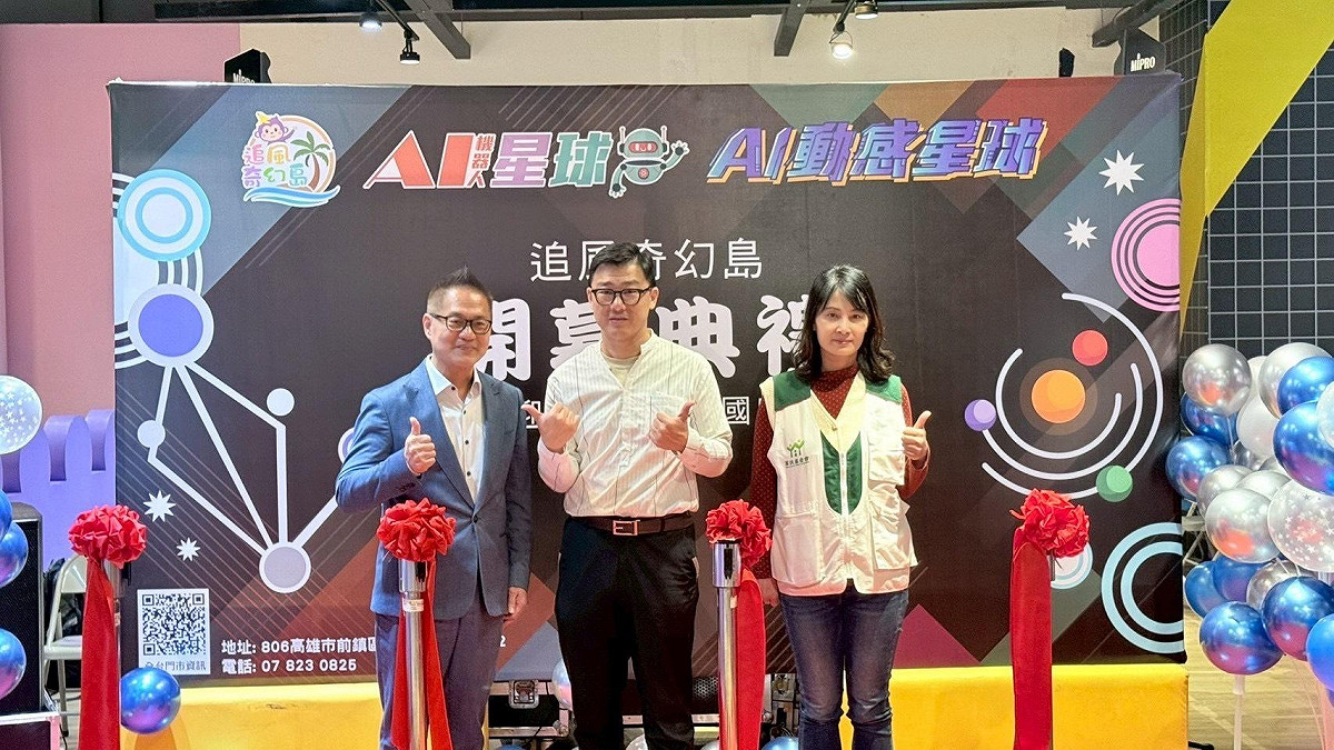 夢時代部長吳肇礎、追風奇幻島創辦人宋雲飛、南家扶中心督導王惠芳共同剪綵。（左至右） 圖：追風企業營運本部/提供