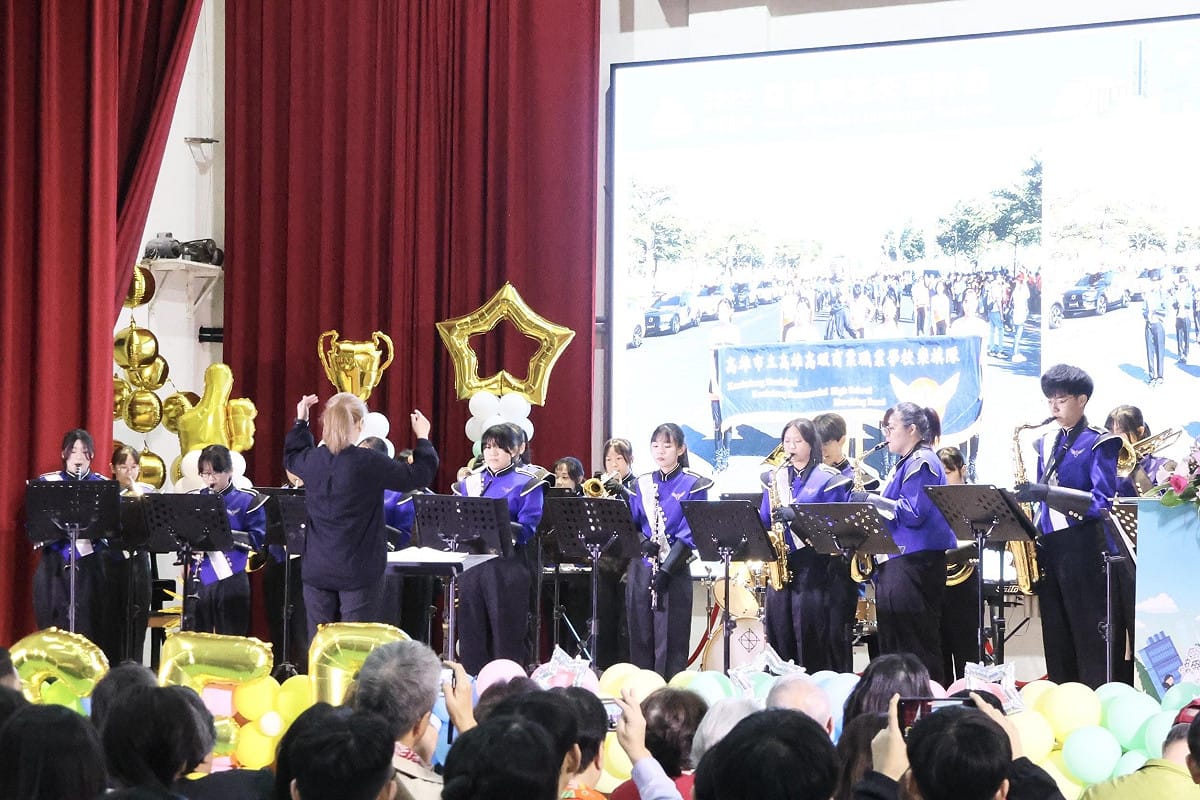 高雄高商樂旗隊帶來充滿張力的表演揭開活動序幕。 圖：高雄市教育局/提供