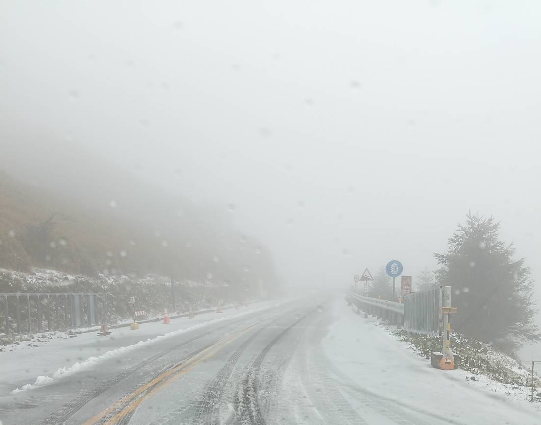 公路局清晨已出動剷雪車清除道路積雪，並宣布台14甲線合歡山路段今（27）日上午7時開放通行。 圖/取自公路局：公路人  臉書粉專
