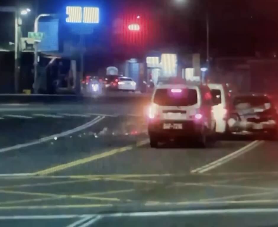 40歲吳姓駕駛26日晚上開車行經高雄市大寮區，不明原因偏離至對向車道，碰撞正在停等紅燈的車輛，共波及6部車，造成吳男等3人輕傷，其中2人送醫救治，吳男向警方坦承開車前有施用二級毒品依托咪酯，詢後依公共危險等罪嫌移送高雄地檢署偵辦。（高雄市政府警察局林園分局提供）中央社記者張已亷傳真 114年12月27日