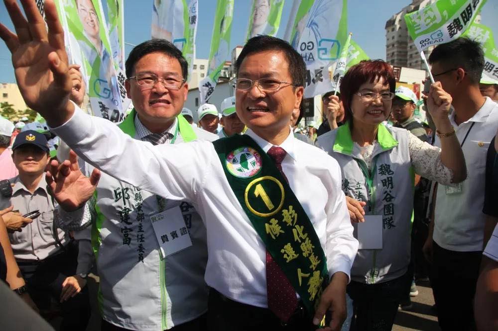民進黨彰化縣立委初選參選人邱建富，於昨日晚間透過臉書連續發表兩篇貼文。 圖：翻攝自臉書帳號 @彰化邱建富