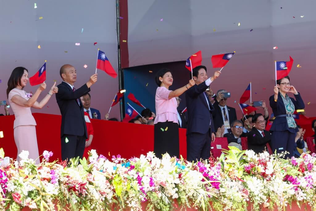 總統賴清德（前左4）、副總統蕭美琴（前右）、立法院長韓國瑜（前左2）等人10月10日在國慶大會上揮舞中華民國國旗。（中央社檔案照片）