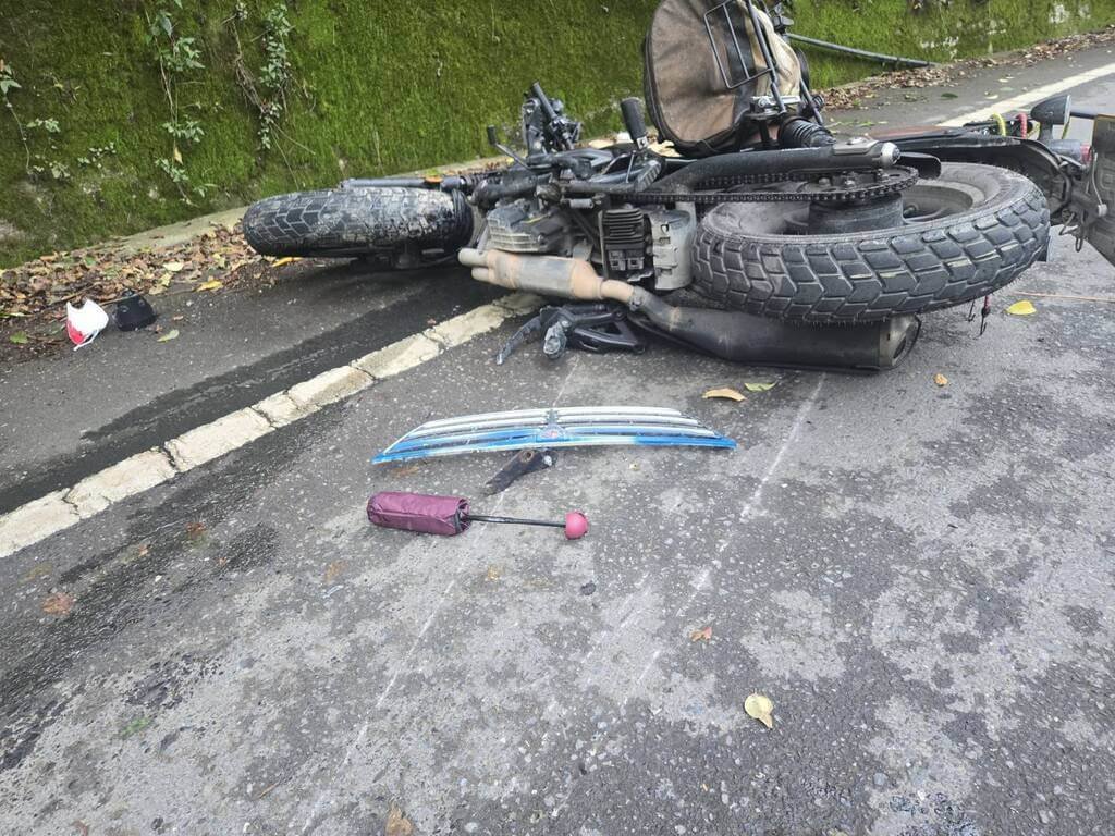 台中市和平區福壽路25日午發生交通事故，男子騎重機載妻子與小貨車對撞，2人身上多處擦挫傷送醫。警方掌握小貨車肇事駕駛為失聯移工，持續追緝釐清案情。（民眾提供）中央社記者趙麗妍傳真 114年12月27日