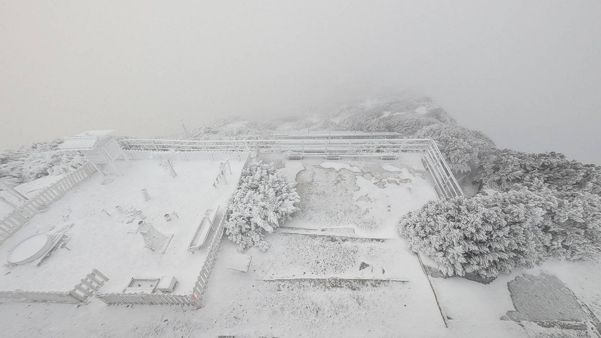 雖然冷氣團已經減弱，但上午溫度仍低，高山持續有雪。 圖：氣象署／提供