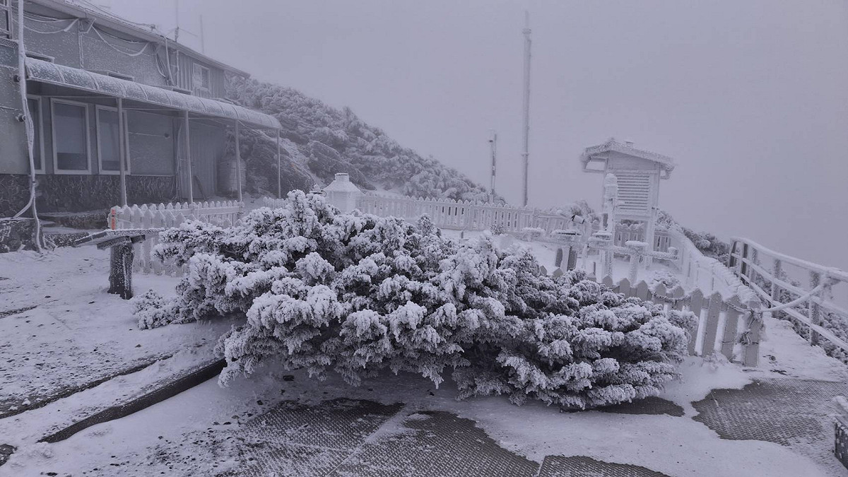 玉管處提醒，冬季高山冰雪交積，民眾登山務必嚴守行程、攜帶衛星通訊設備。 圖：氣象署／提供
