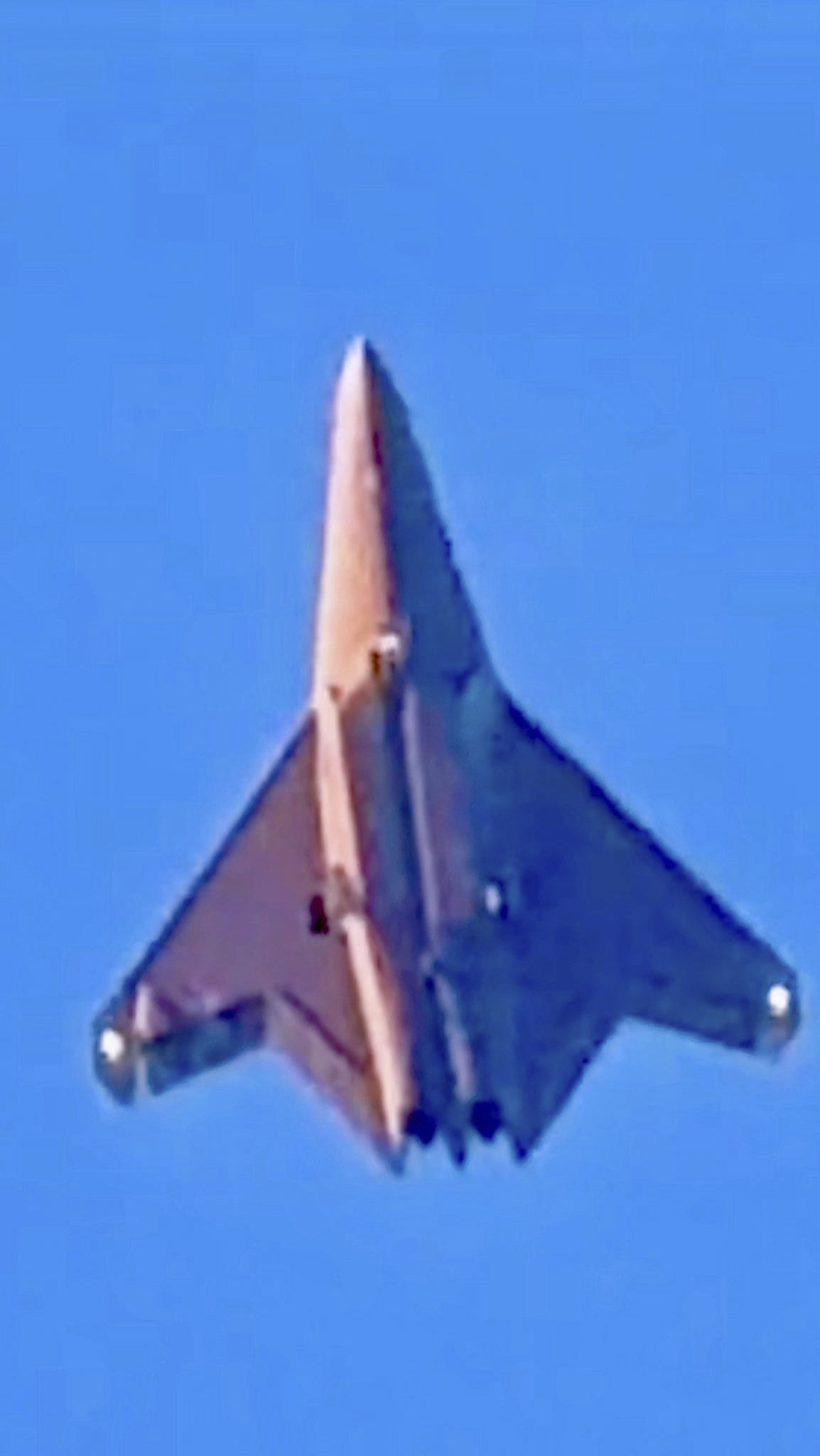 中國近期試飛 J-36 新興轟炸機，此次曝光原型機和先前兩架不一樣。 圖：翻攝自東北進修